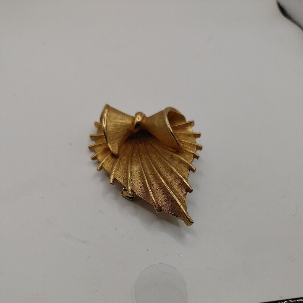 Vintage Brooch 1960's Signed Coro Ribbed Cockle Shell Gold Tone-#B-6